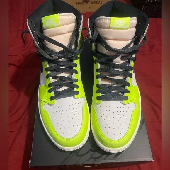 Jordan 1 mid volt - Picture 2 of 5